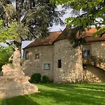Au Coeur De La Petite Cite De Caractere