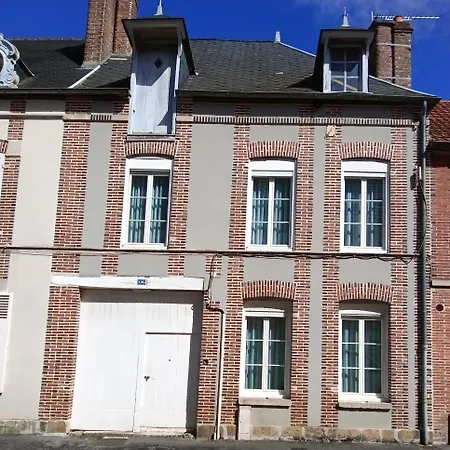 Au Coeur De La Petite Cite De Caractere